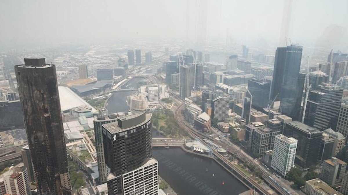 La ciudad de Melbourne con presencia de humo por los incendios de Australia.-EFE