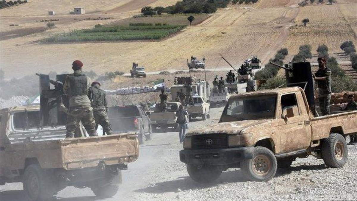 Tropas turcas se dirigen hacia la ciudad siria de Tal Abyad.-AP