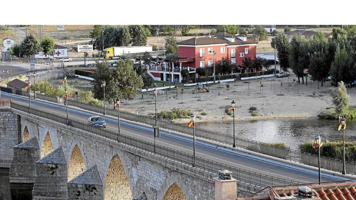 Puente Medieval de Tordesillas, que une las dos orillas del río Duero a su paso por el término municipal.-J. M. LOSTAU