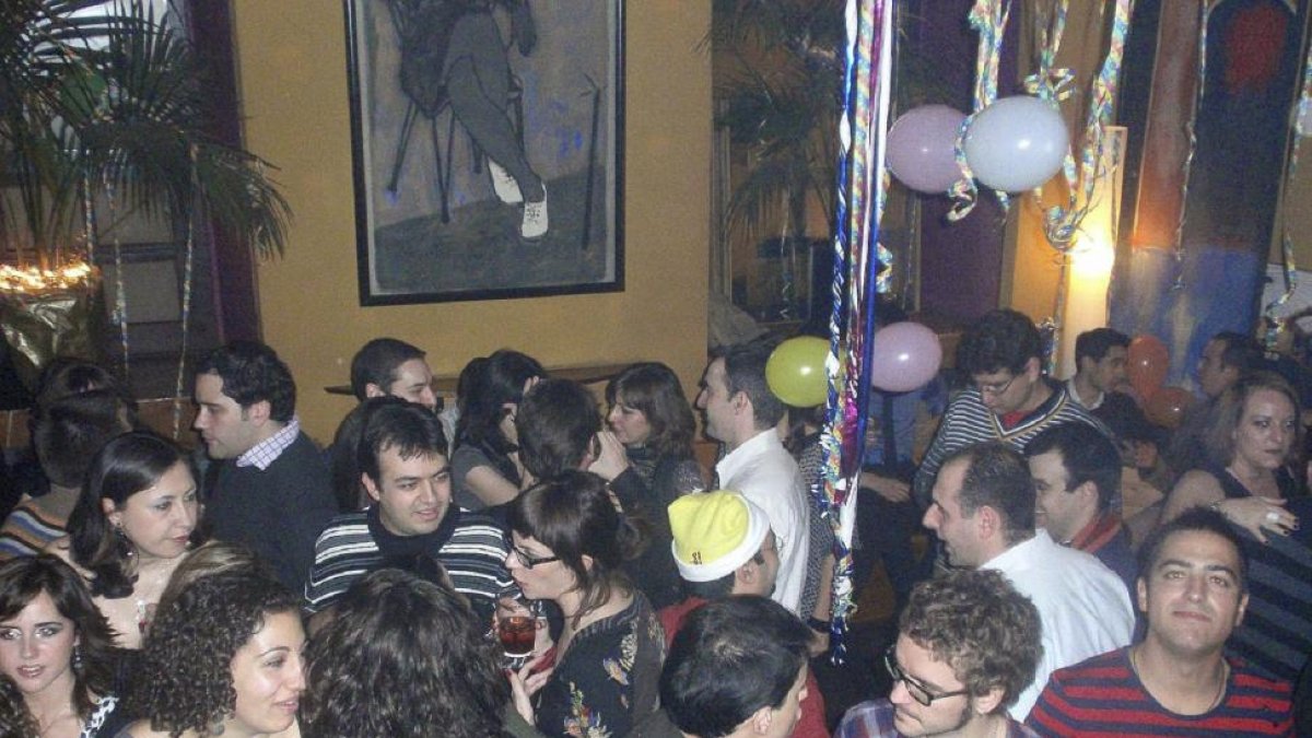 Varios jóvenes disfrutan de un cotillón enun bar de Valladolid durante una Nochevieja anterior.-PABLO REQUEJO