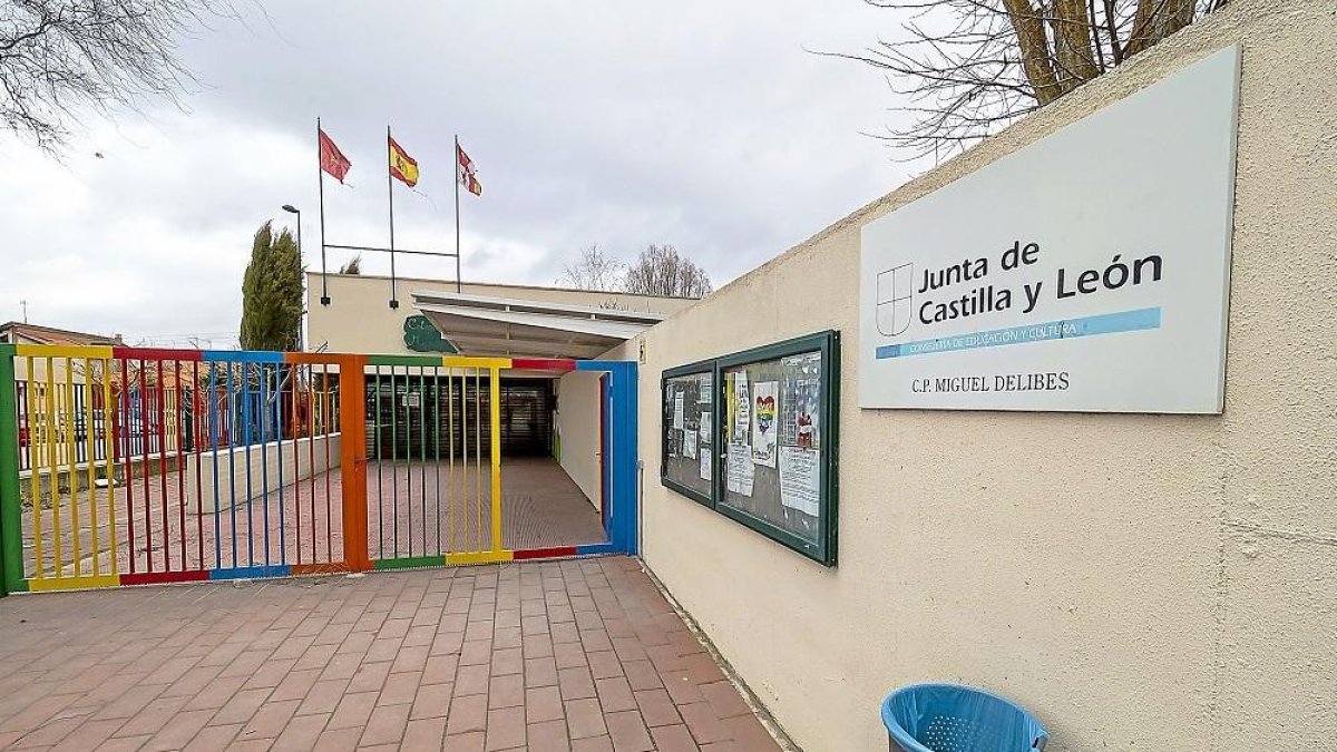 Colegio Miguel Delibes de Aldeamayor, donde se instalará megafonía y juegos infantiles en el patio.-PABLO REQUEJO