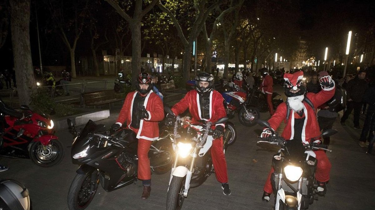 Un momento de la concentración motera de Papa Noel en la Acera Recoletos de Valladolid.-PHOTOGENIC