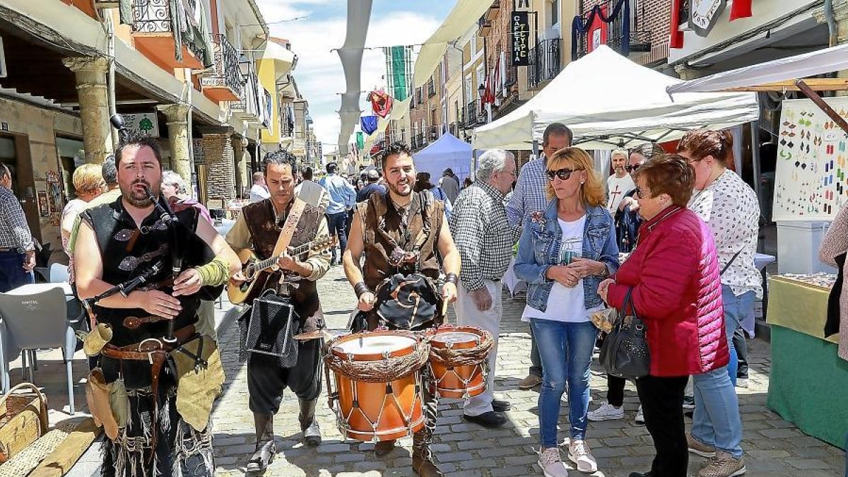 Los sonidos de instrumentos tradicionales tomaron las calles de Villalón de Campos.-J.M. LOSTAU