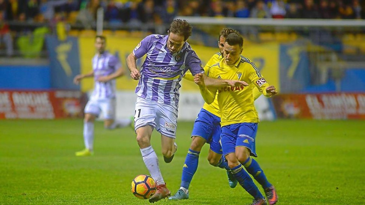 Míchel protege el balón durante el Cádiz-Real Valladolid, que finalizó con victoria blanquivioleta-ARABA PRESS