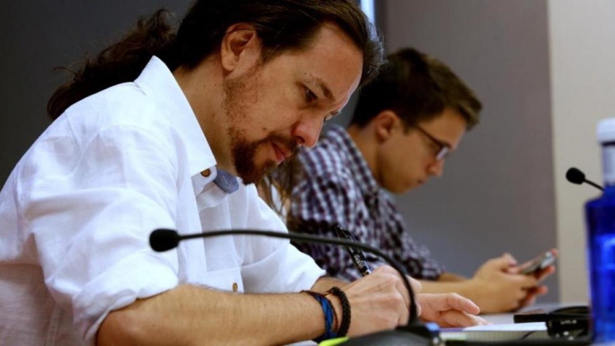 Pablo Iglesias e Íñigo Errejón reflexionan sobre el futuro de Podemos en el curso de verano de El Escorial.-DAVID CASTRO