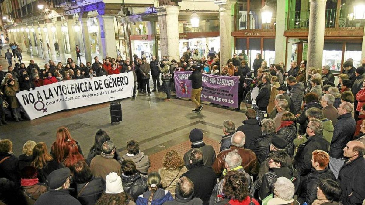 Imagen de la concentración de repulsa celebrada ayer en la Plaza de Fuente Dorada convocada por la Coordinadora de Mujeres de Valladolid-J.M.Lostau