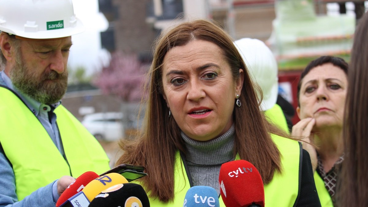 La delegada del Gobierno en Castilla y León, Virginia Barcones, y la presidenta de la Sociedad de Infraestructuras y Equipamientos Penitenciarios y de la Seguridad del Estado (Siepse), Mercedes Gallizo, visitan las obras de construcción de la nueva Comisaría de la Policía Nacional en Soria. ICAL