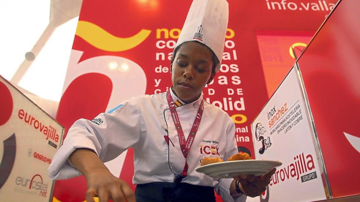 Una finalista estadounidense, en la cúpula, en un pasado concurso internacional de escuelas de cocina, que ha dado pie al IConcurso Mundial de Tapas.-ICAL