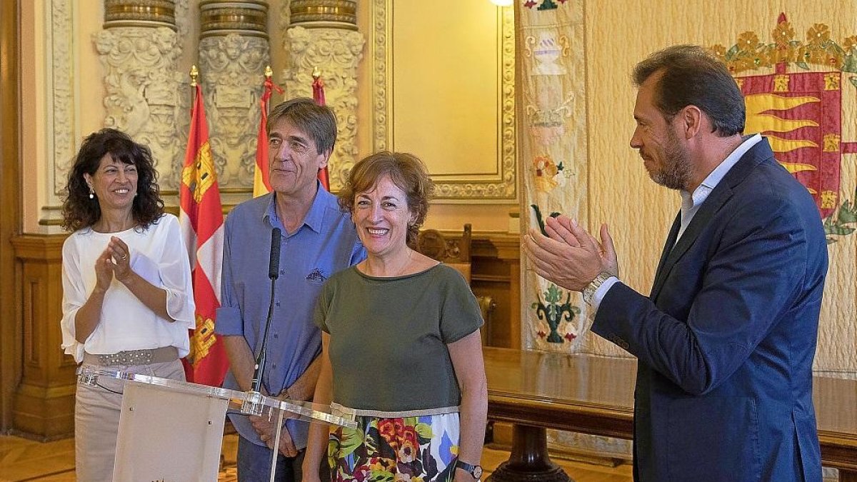 La concejala de Cultura, Ana Redondo, y el alcalde, Óscar Puente, dan el recibimiento a Ana Gallego y Ángel Sánchez, miembros de Teloncillo.-PHOTOGENIC / NURIA MONGIL