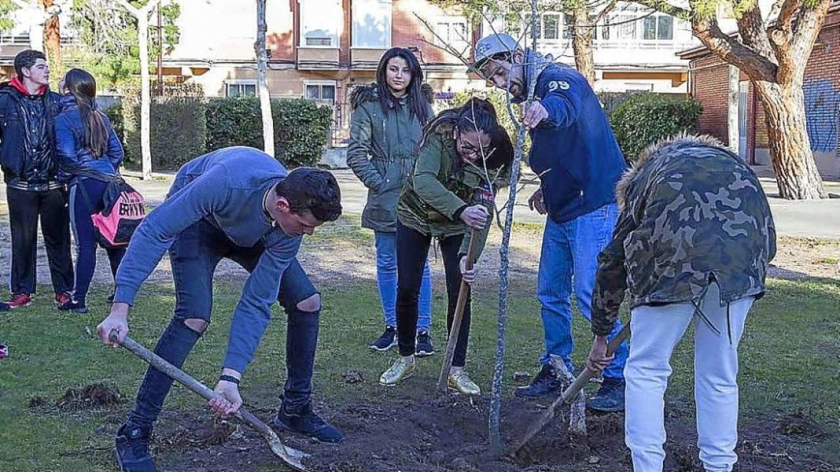 Olmo y sus compañeros plantan un árbol en Pajarillos.-FLASHION FOTOGRAFÍA