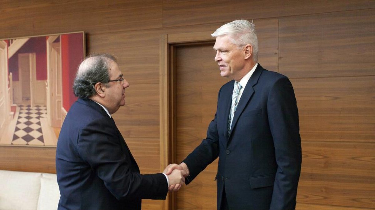 El presidente de la Junta de Castilla y León, Juan Vicente Herrera, recibe al embajador danés en España, John Nielsen.-ICAL