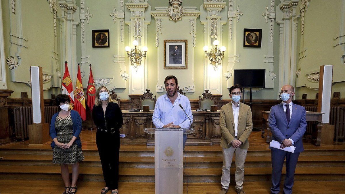 María Sánchez, Pilar del Olmo, Óscar Puente, Pedro Herrero y Martín Fernández Antolín, en el Ayuntamiento. ICAL