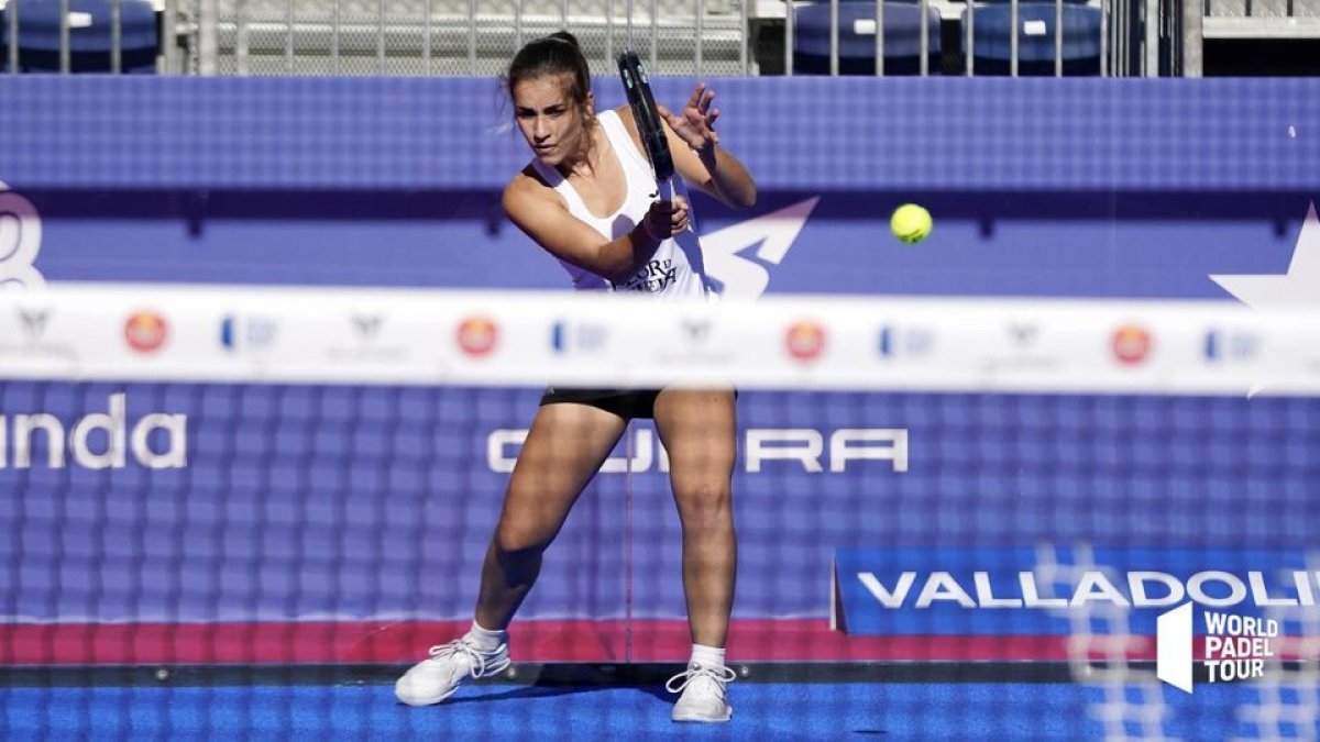 La vallisoletana Bea Caldera se estrenó con victoria junto a Julia Polo en la pista central del Máster. WORLD PADEL TOUR