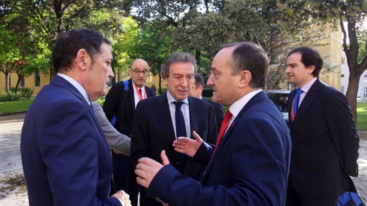 El consejero de Sanidad, Antonio María Sáez, conversa con el rector de la UVa, Daniel Miguel junto al consejero de Presidencia, José Antonio de Santiago Juárez, en el acto inaugural del IV Congreso Internacional de Fisioterapia y Dolor-Miriam Chacón / ICAL