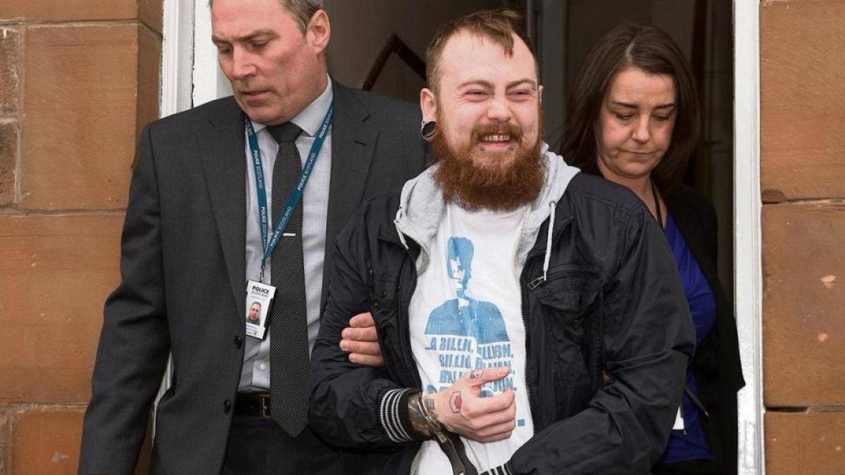 Mark Meechan mientras está siendo arrestado-/ TWITTER - @COUNTDANKULATV