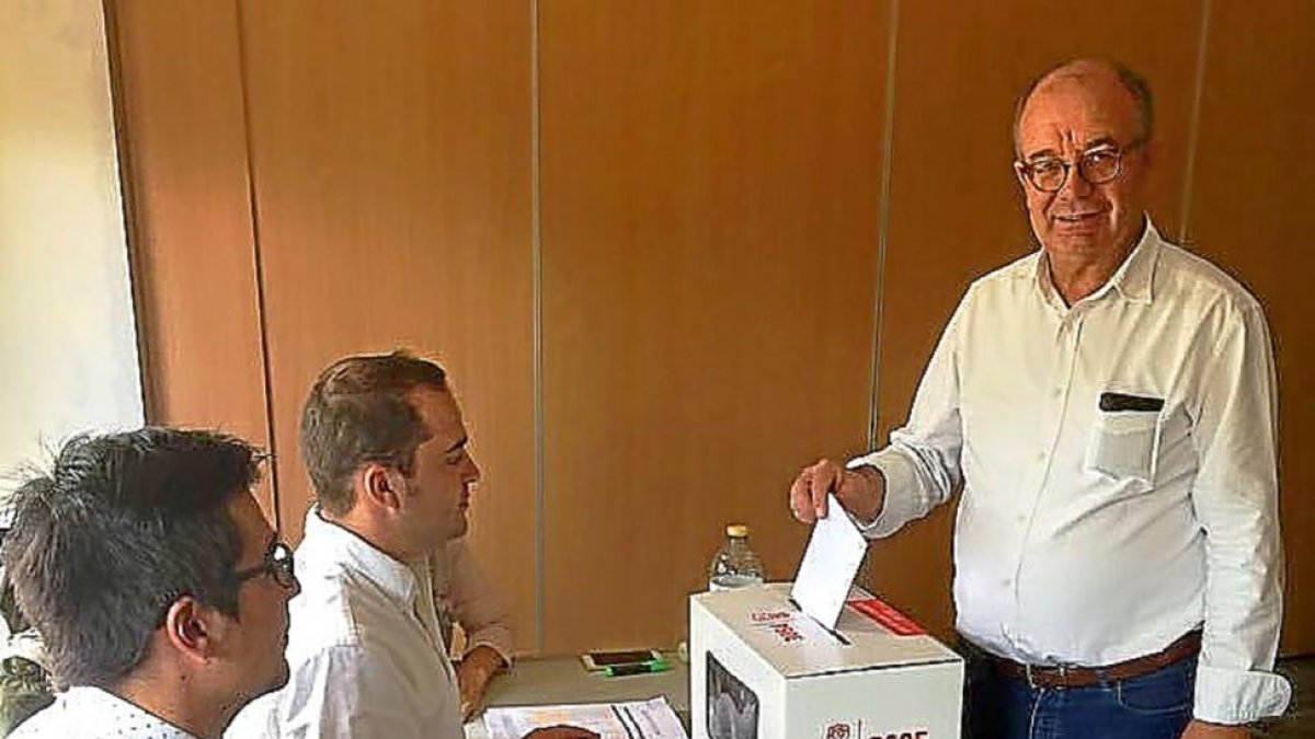 Jesús Caro, ayer, en el momento de depositar su voto a las primarias del PSOE de Ávila.-ANTONIO GARCÍA