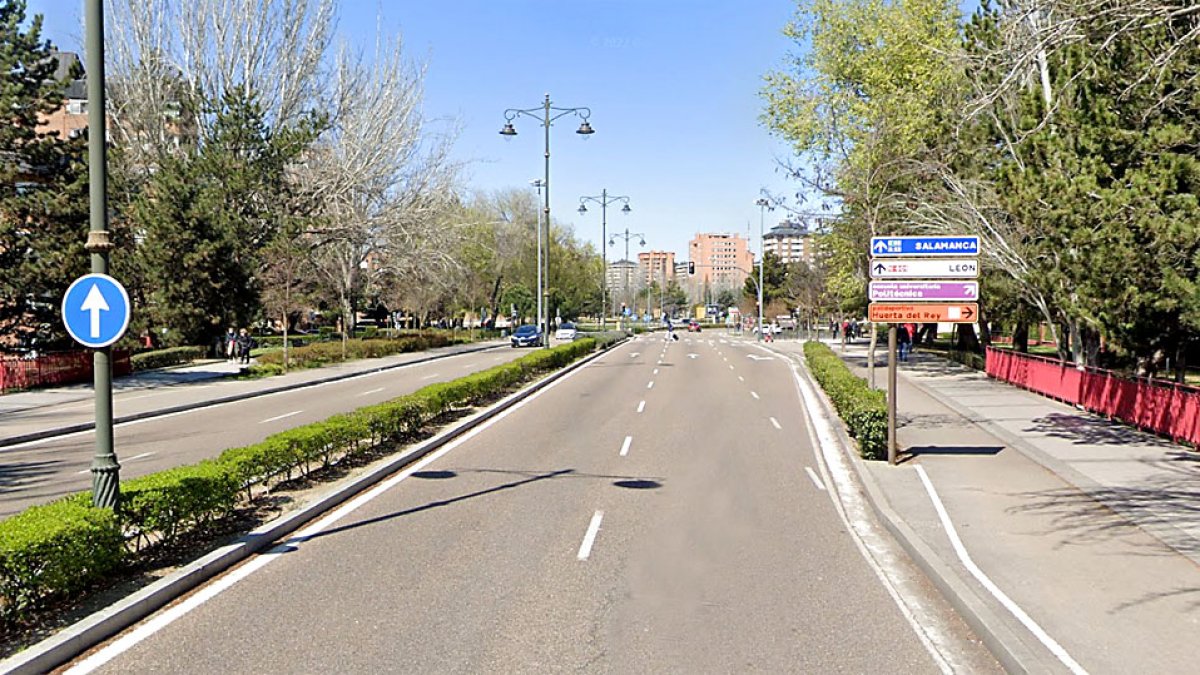 Avenida Sánchez Arjona, en su arranque desde el puente Adolfo Suárez. GGL SW