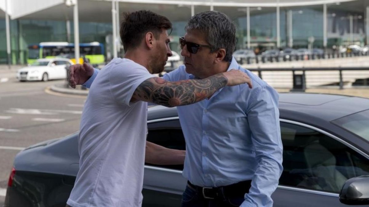 Jorge Horacio Messi despide en el aeropuerto de El Prat a su hijo Leo el pasado martes, cuando se marchó a Argentina para concentrarse con su selección-JOAN MONFORT