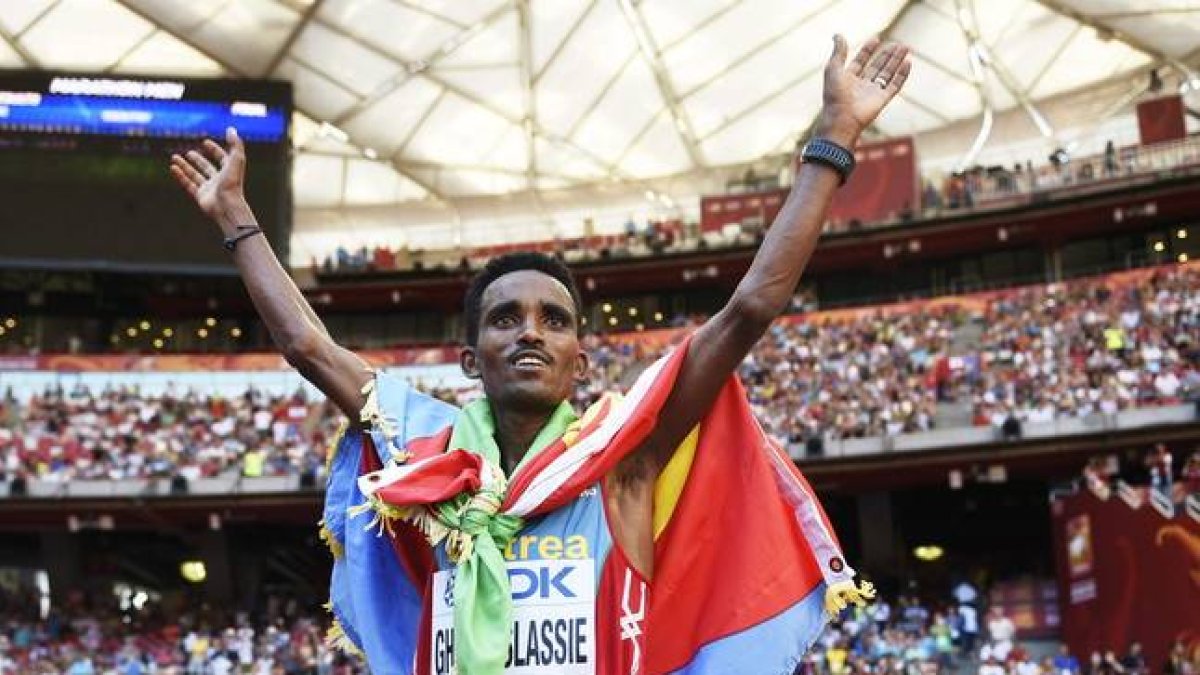 El eritreo Ghebreslassie, de 19 años, tras ganar el maratón en el Mundial de Pekín.-Foto: FRANCK ROBICHON / EFE