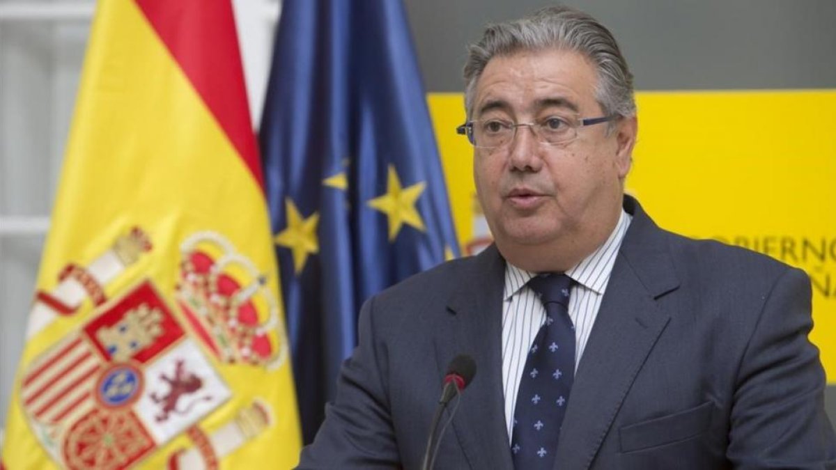 El ministro del Interior, Juan Ignacio Zoido, durante la declaración institucional tras el desarme de ETA.-EFE / PEPO HERRERA