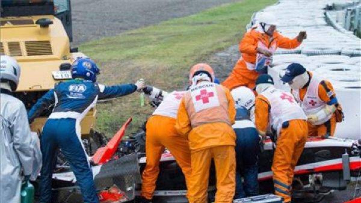 Bianchi es atendido por los servicios de emergencia tras sufrir el accidente.-Foto: HIROSHI YAMAMURA / EFE