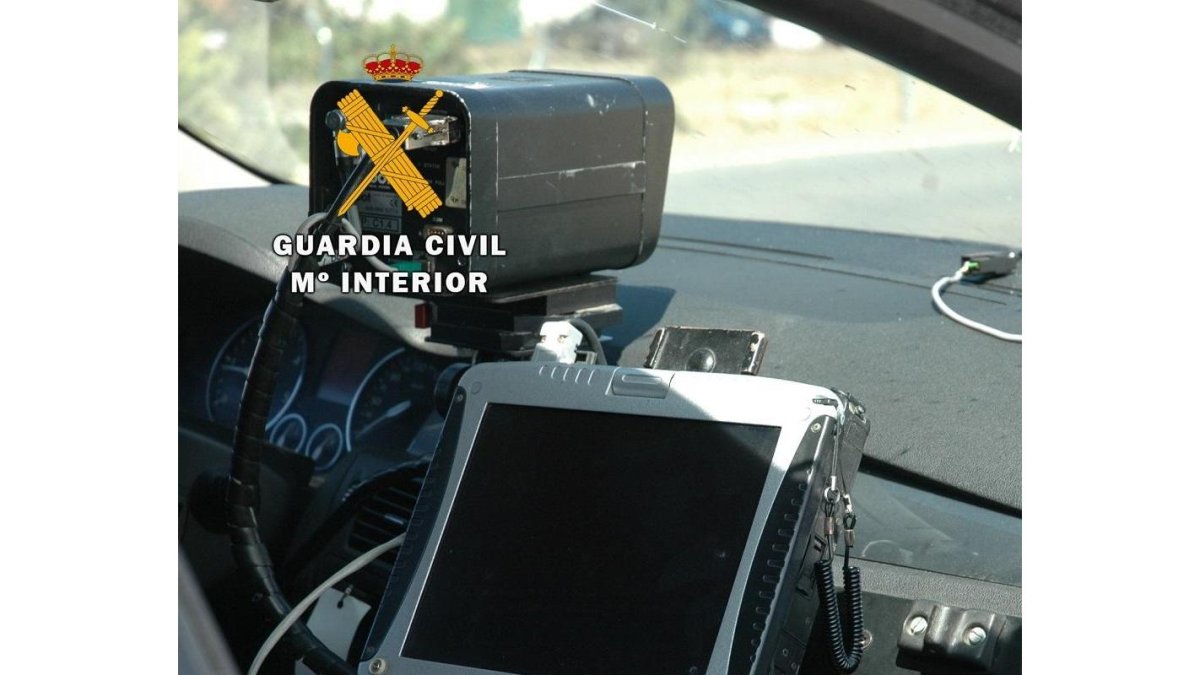 Coche de la Guardia Civil equipado con un radar móvil.- E. M.