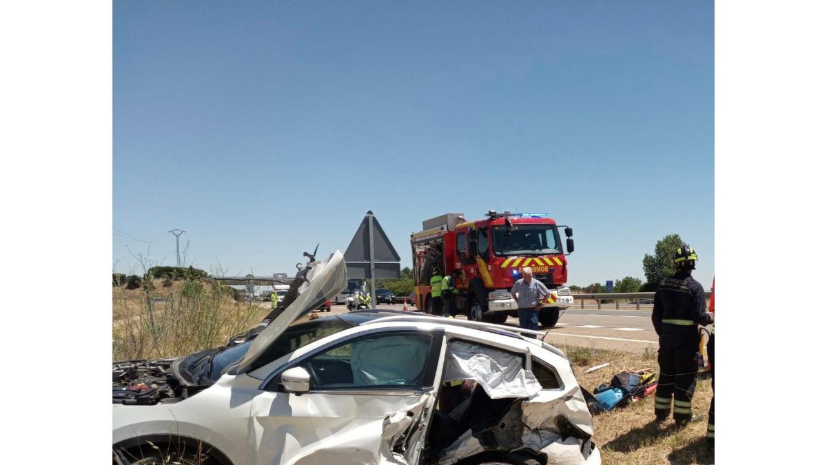 Una mujer herida tras la colisión de dos turismos a la altura de Tordesillas. Bomberos Diputación de Valladolid