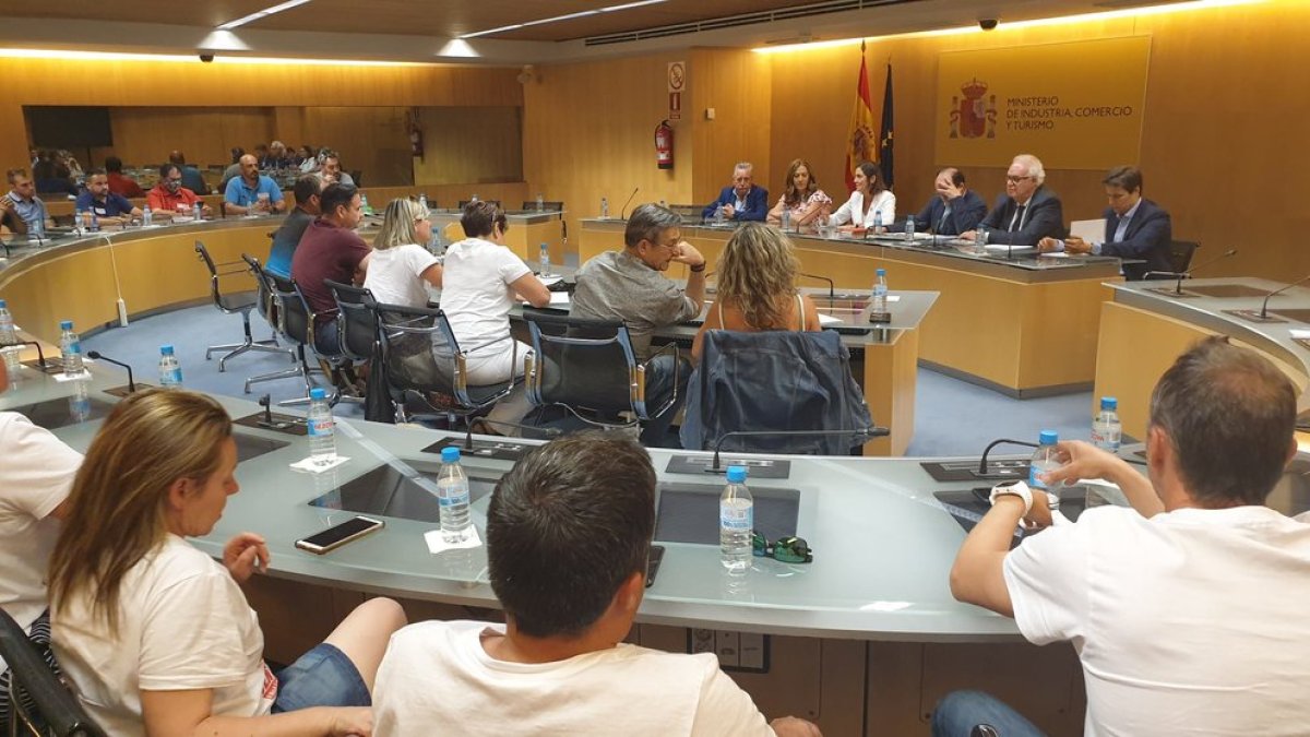 Un momento de la reunión en Madrid entre comités e inversores de Siro, liderada por Reyes Maroto. E. M.