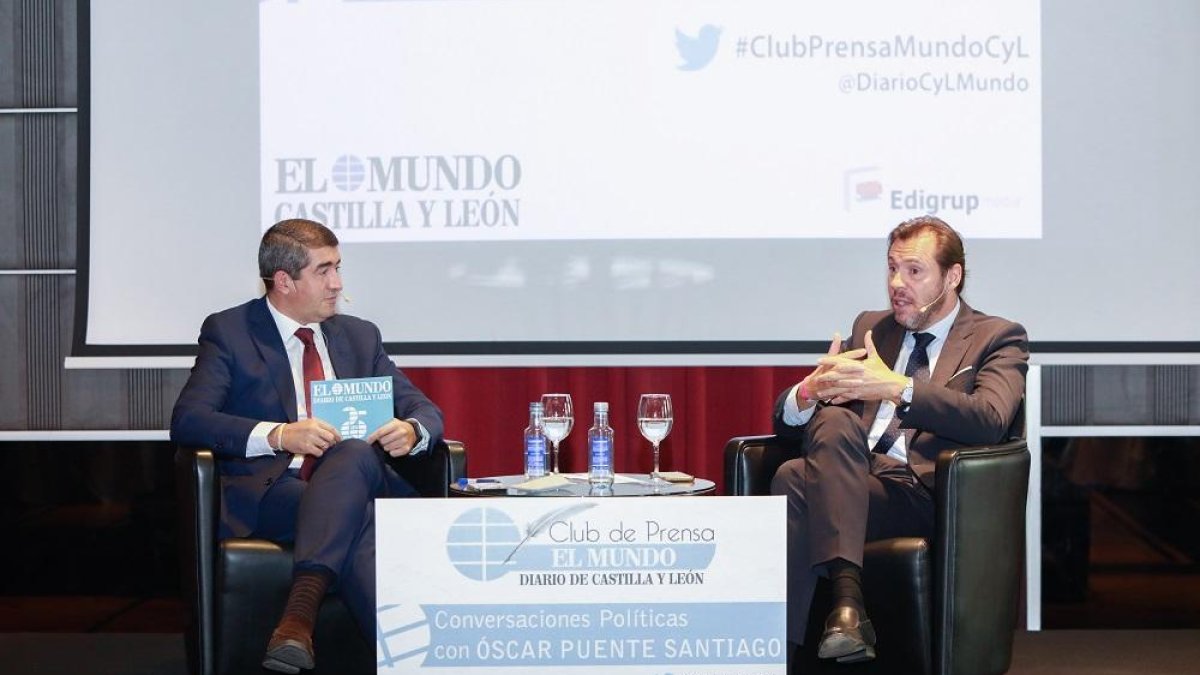 El director del Mundo de Castilla y León, Pablo R. Lago, y el alcalde de Valladolid, Óscar Puente.-