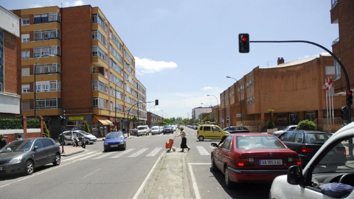La avenida de Segovia comienza hoy a renovar su asfalto.-J. GONZÁLEZ