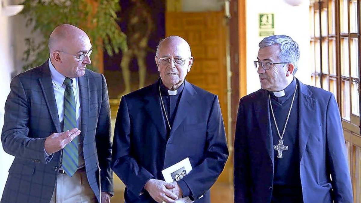 Jesús Julio Carnero, Ricardo Blázquez y Luis Argüello ayer, en el claustro del Palacio de Pimentel.-ICAL