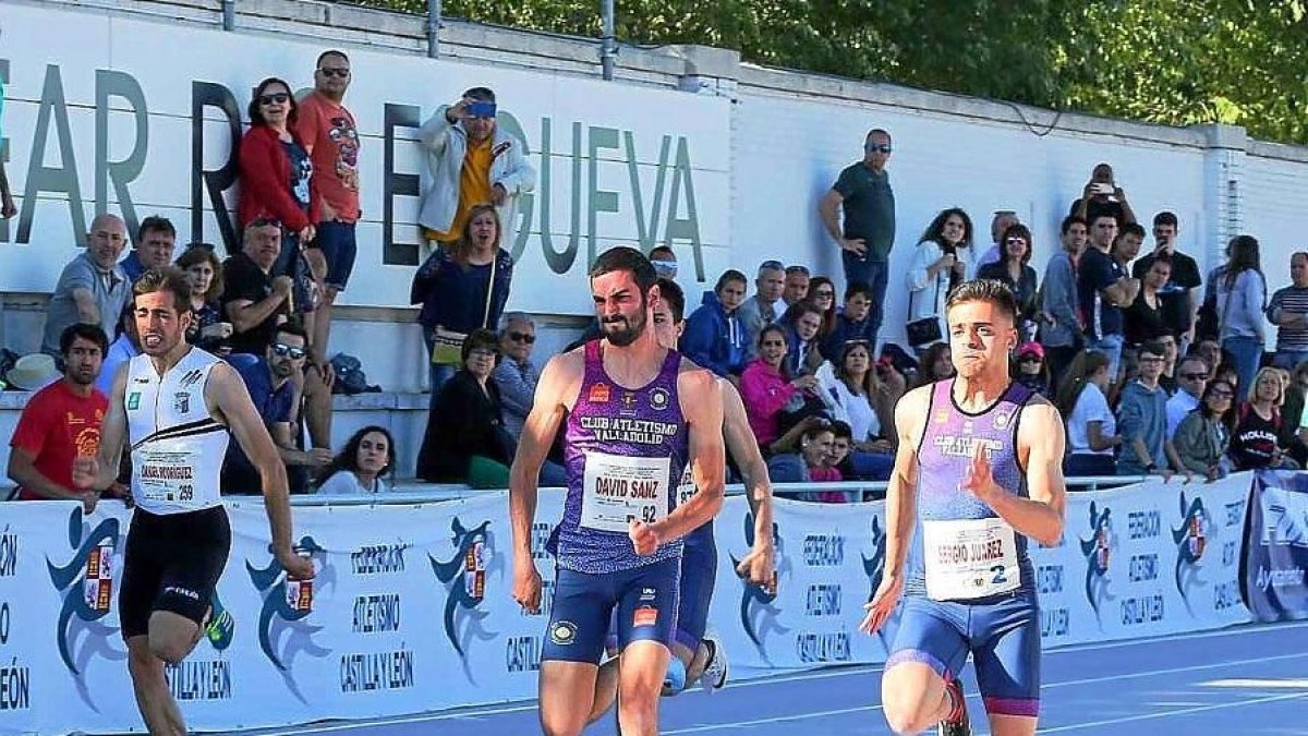 Sergio Juárez (CAV), a la derecha, venció en 100 y 200 metros.-MONTSE ÁLVAREZ