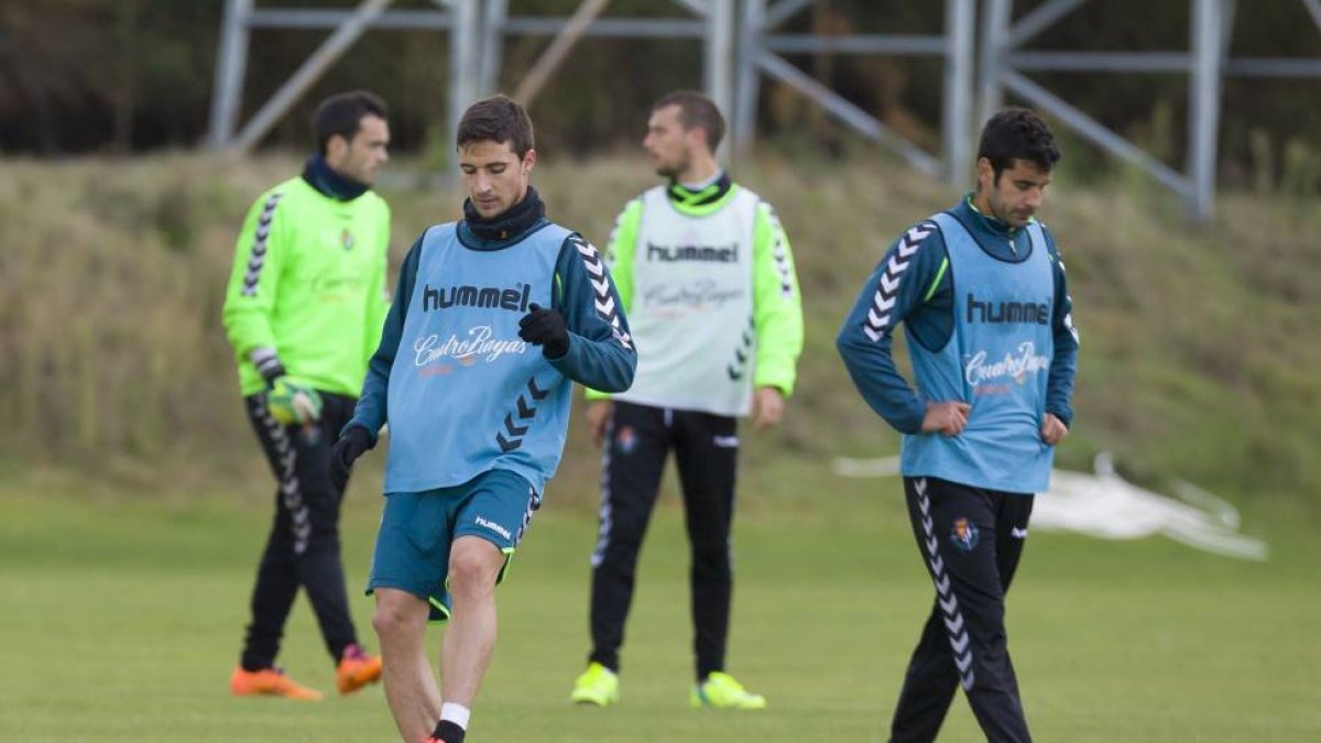 Omar y Sastre, con peto azul, durante un entrenamiento del Real Valladolid.-Pablo Requejo