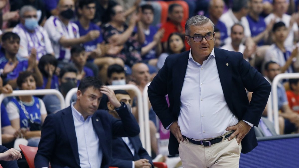 Paco García, entrenador del UEMC Real Valladolid Baloncesto. / J. M. LOSTAU