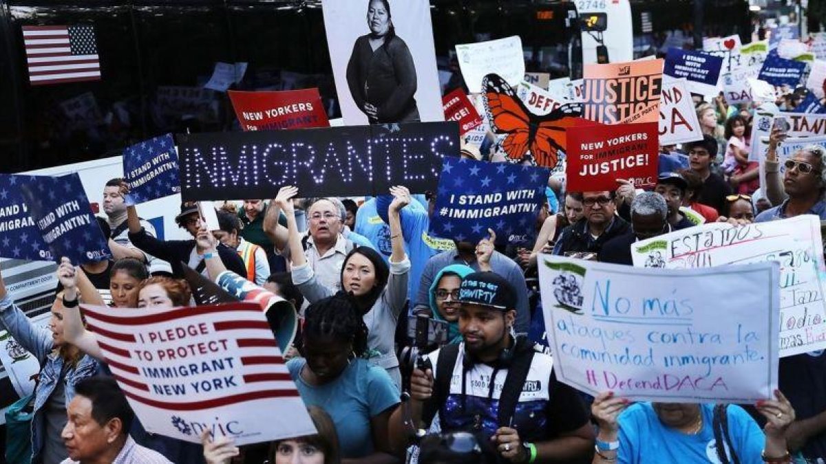 Cientos de manifestantes en una marcha a favor del programa DACA, el 30 de agosto, en Nueva York.-AFP / SPENCER PLATT
