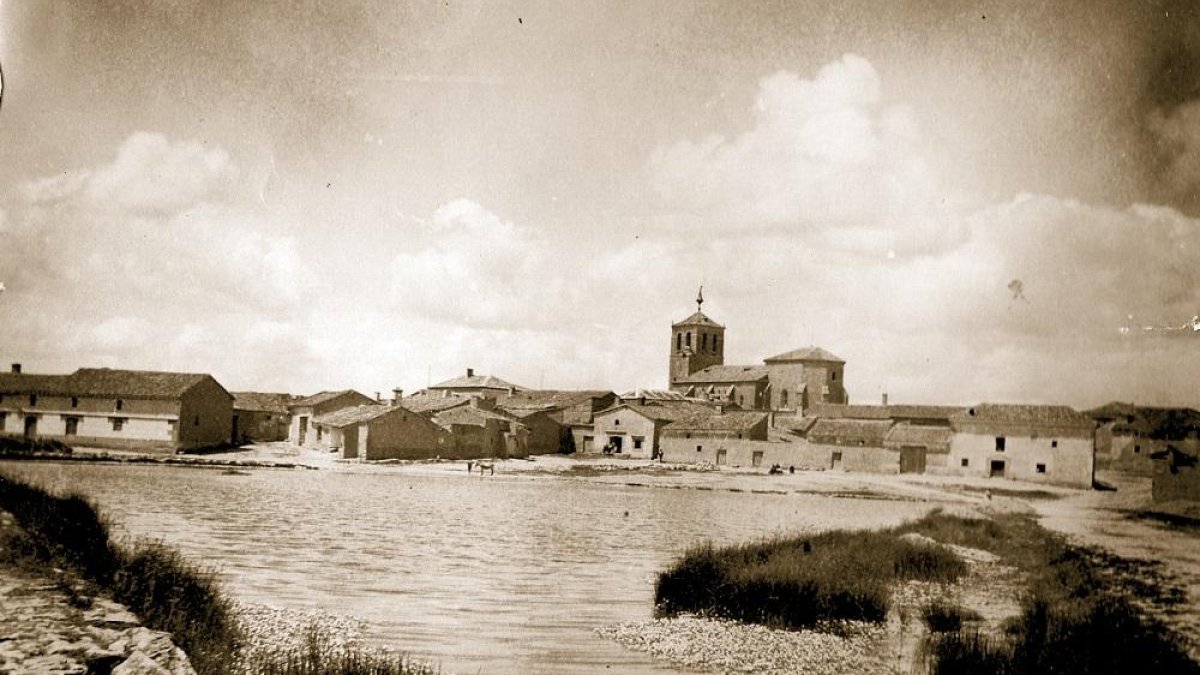 Imagen antigua de la localidad de Benafarces antes de que se desecase la laguna hace medio siglo.-A.B.