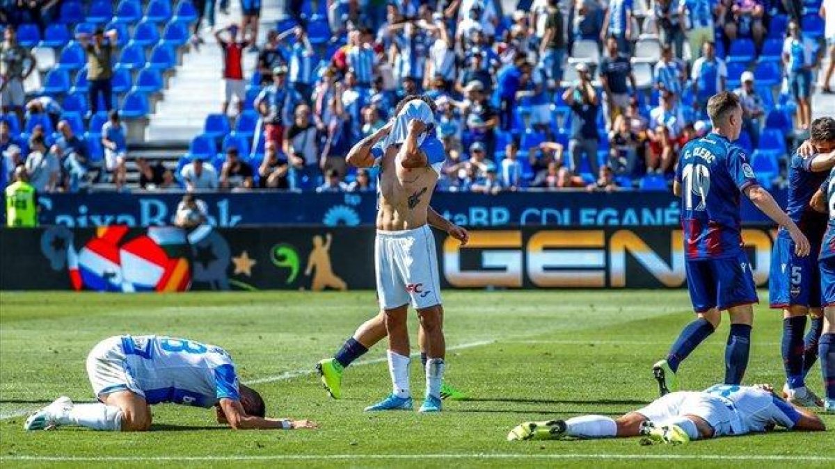 Los jugadores del Leganés se lamentan de una ocasión fallada en el último minuto.-