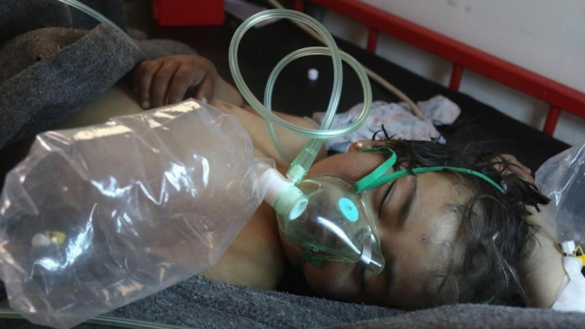 Un niño sirio recibe tratamiento tras el ataque con gass tóxico-AFP