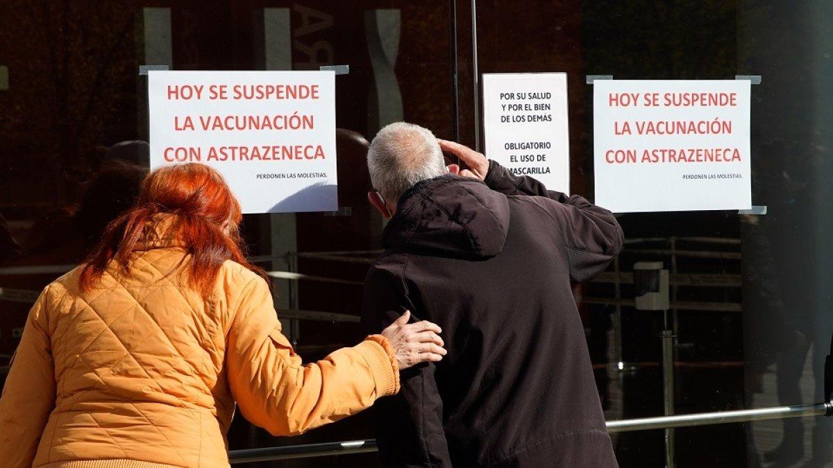 Castilla y León suspende la vacunación con AstraZeneca.- J. M. LOSTAU