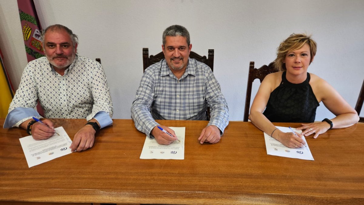 Firma del acuerdo entre las tres formaciones.- TWITTER