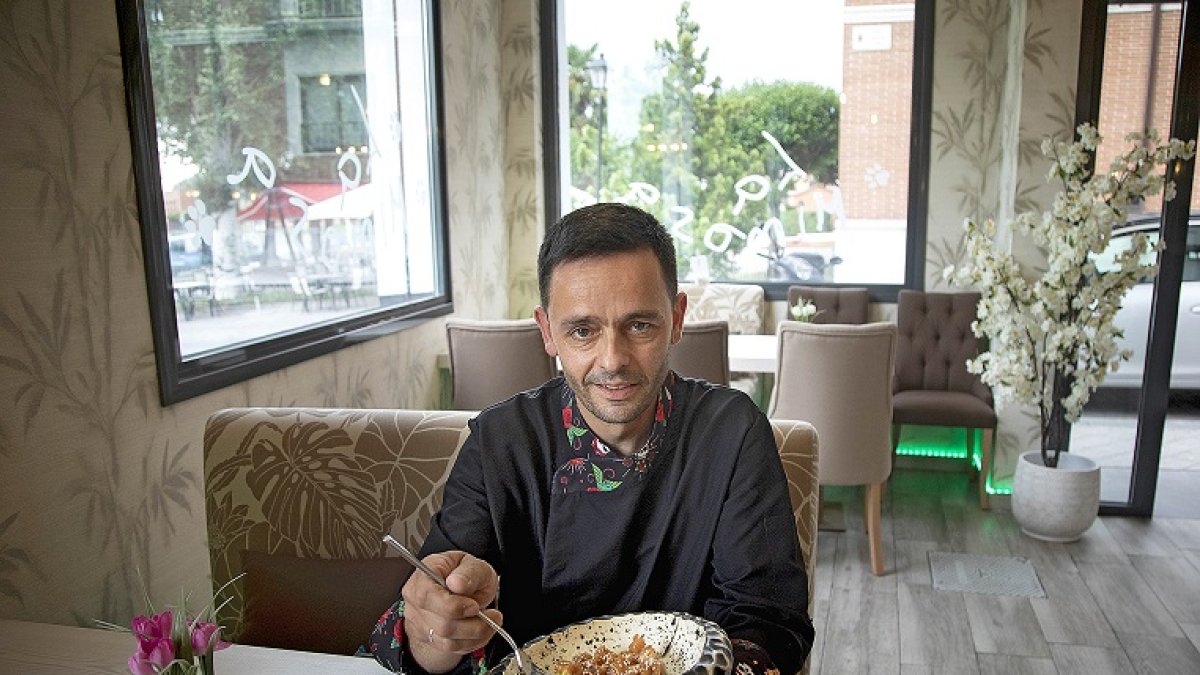 15/06/2021. Javier, de restaurante La Mimosa, en Laguna de Duero, posa con un tartar de salmón para La Posada. Photogenic/José C. Castillo
