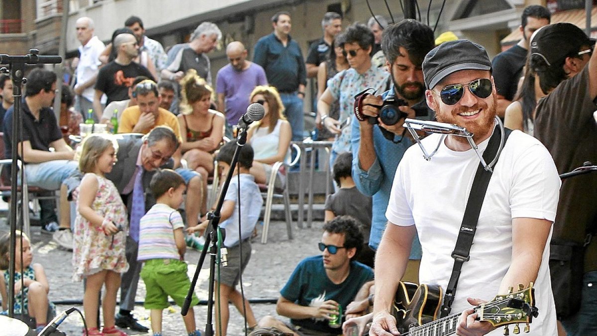 Un artista celebrando en Valladolid el Día de la Música. | LOSTAU