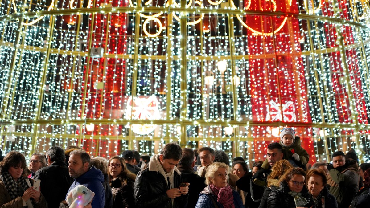 Iluminación de Navidad en la calle Santiago de Valladolid. -ICAL