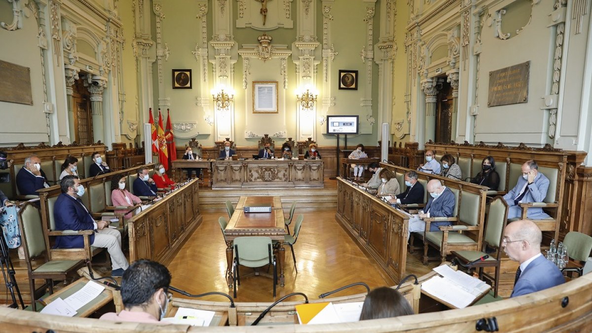 Imagen de archivo de un pleno del Ayuntamiento de Valladolid.- J.M. LOSTAU