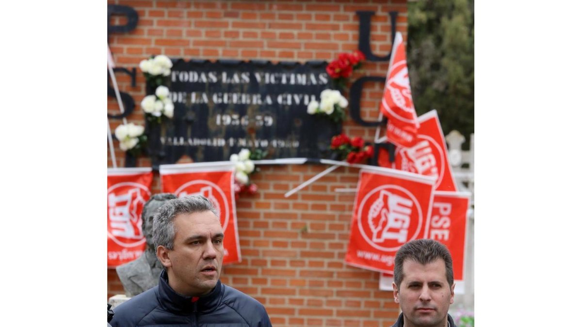 El secretario general del PSCyL-PSOE, Luis Tudanca y Javier Izquierdo en el Valladolid en el acto homenaje a los represaliados por el franquismo en Valladolid.-ICAL