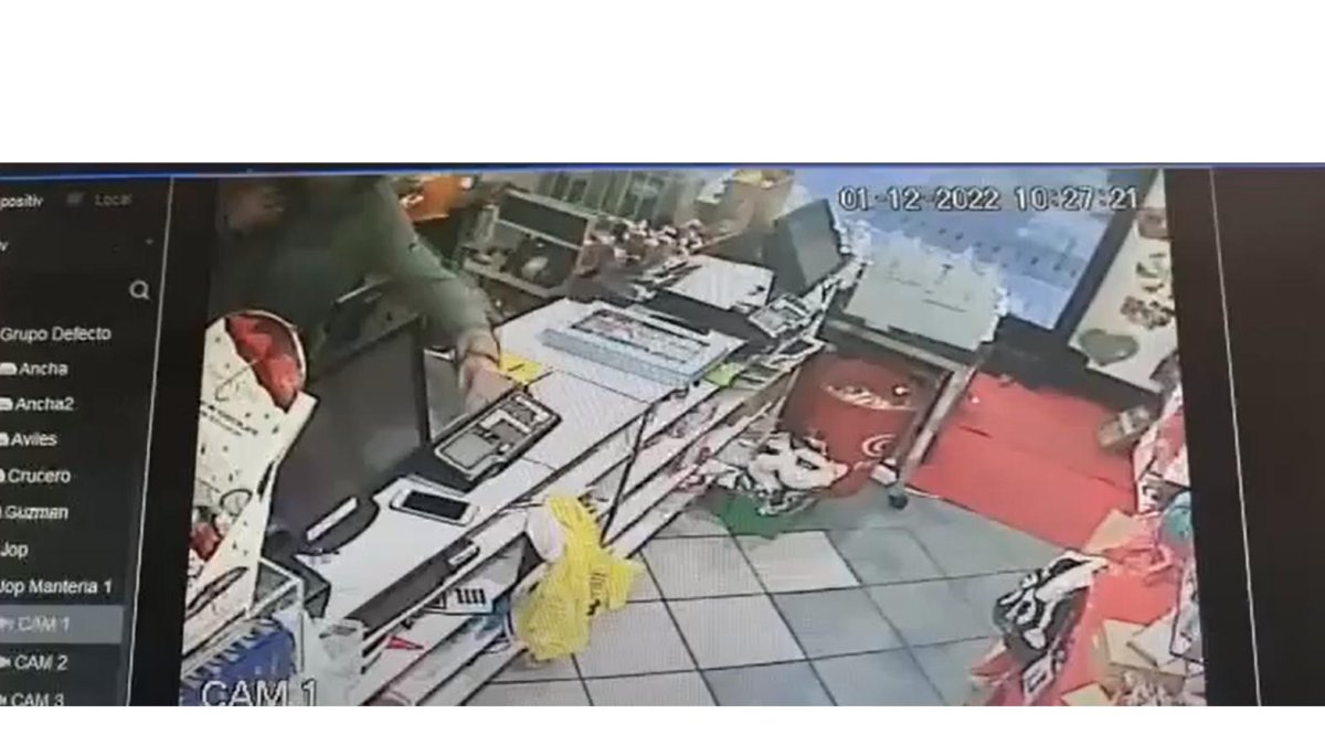 Instantánea en el que el ladrón roba el móvil a una dependienta en una tienda de Valladolid. E.M.