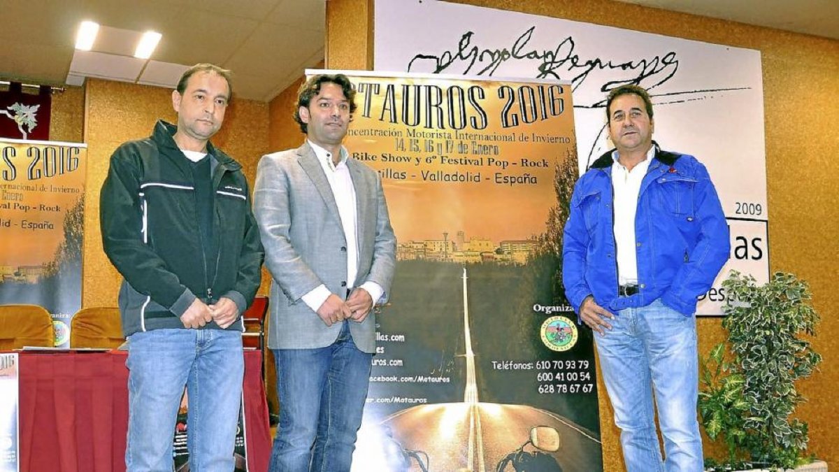 Pablo Barragán, José Antonio González Poncela y Juan Carlos Ruiz ayer, ante el cartel de la nueva edición, durante la presentación de ‘Motauros’.-Santiago