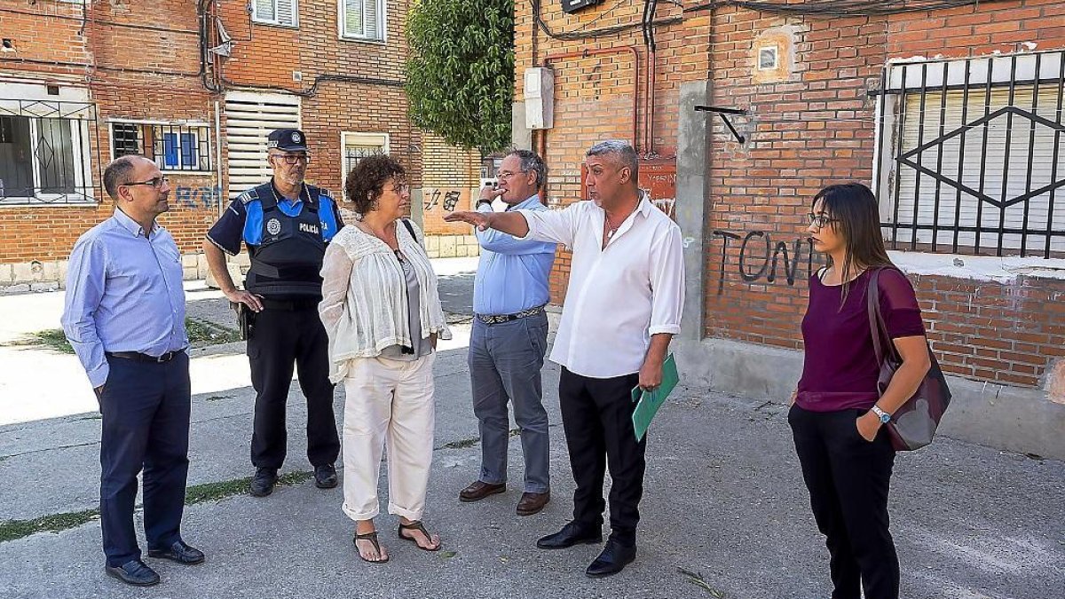 Vélez, Romero, Otero, Jímenez, junto al jefe de la Policia Local del distrito y un vecino, en su visita a Las Viudas.-PABLO REQUEJO/PHOTOGENIC