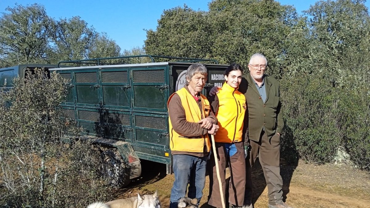 Felipe Vegué, con unos rehaleros en Camarzana de Tera. / L.DE LA FUENTE