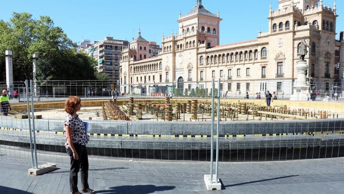 La edil María Sánchez ante la Fuente de Plaza Zorrilla, vallada. / VTLP
